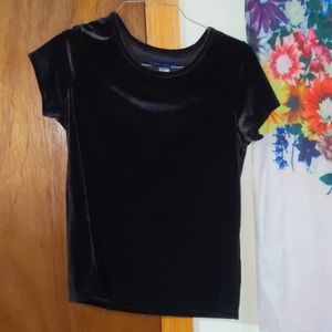 Simply styled short sleeve velvet black shirt